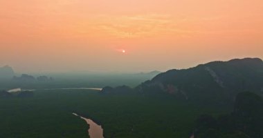 Sarmal nehir ve dağların üzerinde gün batımı gökyüzü