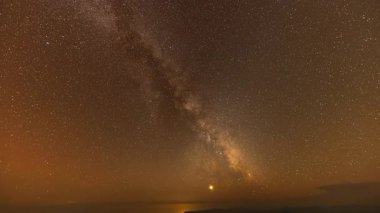 Zaman aşımı. Samanyolu, Doi Chik Chong Kampı 'nda soğuk bir gecede parlıyor.