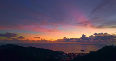 Phuket Büyük Buda 'da gökyüzü renkli hava fotoğrafçılığı. Phuket Büyük Buda, Phuket adasının en önemli ve saygı duyulan adalarından biridir. Yaratıcı doğa ve seyahat kavramı..