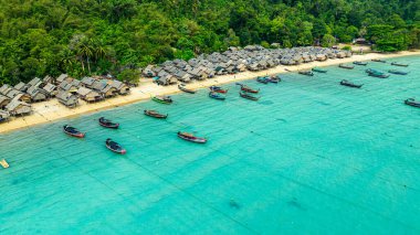 Berrak turkuaz suları, yemyeşil bitki örtüsü ve mercan resifleriyle çevrili tenha Surin adalarının nefes kesici bir görüntüsü. El değmemiş beyaz kum ve canlı okyanus renkleri