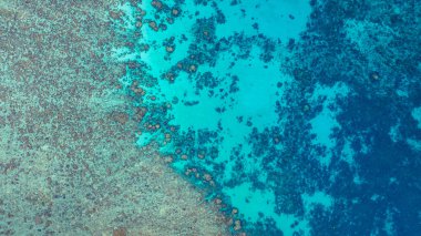 Bereketli yeşil ormanları, mercan resifleri ve çeşitli mercan ve çeşitli balıklarla dolu derin mavi sularıyla Surin Adaları kıyı şeridini sersemleten hava manzarası, onu dalgıçlar için popüler bir varış noktası haline getiriyor. 