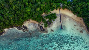 Surin Adaları 'ndaki Ao Mai Ngam' ın muhteşem kuş bakışı görüntüsü. Sahilin karşısında konaklamanın olduğu bir iskele var. Mercan resifleri ve balık sürüleri var. 