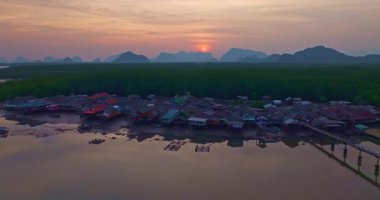 Alacakaranlıktaki Bang Phat balıkçı köyündeki gökyüzü manzarası. Mangrov ormanlarıyla çevrili küçük, ıssız bir adada yaşayan bir balıkçı köyündeki alacakaranlık gökyüzünün yansıması..