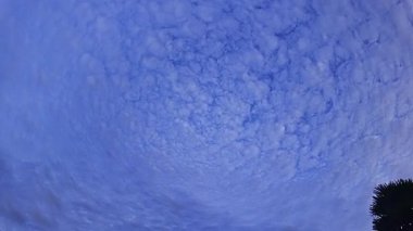 Kümülüs ve sirrokümülüs bulutları dağıldıkça, gökyüzü göksel bir tuvale dönüşür. Bu bulutların rüya gibi desenleri sükunet ve korkuyu çağrıştırır. Mavi gökyüzünde beyaz bulutlar