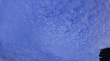 Kümülüs ve sirrokümülüs bulutları dağıldıkça, gökyüzü göksel bir tuvale dönüşür. Bu bulutların rüya gibi desenleri sükunet ve korkuyu çağrıştırır. Mavi gökyüzünde beyaz bulutlar