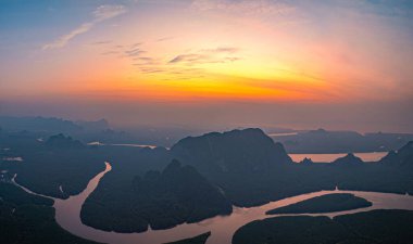 Altın gündoğumunda Mangrove Nehri 'ndeki güzel kalp adasının havadan görünüşü. Mangrove ormanında aşk