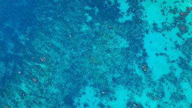 Bereketli yeşil ormanları, mercan resifleri ve çeşitli mercan ve çeşitli balıklarla dolu derin mavi sularıyla Surin Adaları kıyı şeridini sersemleten hava manzarası, onu dalgıçlar için popüler bir varış noktası haline getiriyor. 