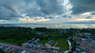 Gün batımında Khao Lak sahil kasabasının hava manzarası.