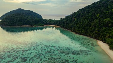 Surin Adaları 'ndaki Ao Mai Ngam' ın muhteşem kuş bakışı görüntüsü. Sahilin karşısında konaklamanın olduğu bir iskele var. Mercan resifleri ve balık sürüleri var. Dalgıçlar için bir varış noktasıdır..