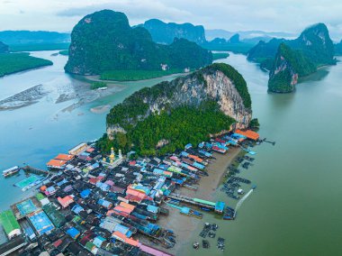 Koh Panyee 'deki bir köyün gökyüzü manzaralı çatıları.
