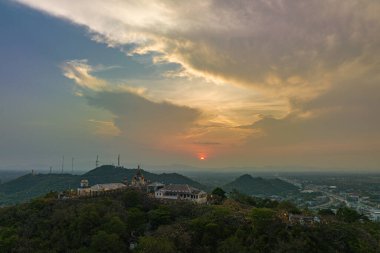 Hava manzarası güzel altın gün doğumu Phetchaburi şehrindeki saray tepe üzerinde.