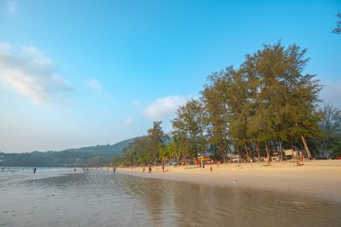 Phuket 'in beyaz kumlu plajları ve turkuaz suları dünya çapında popüler bir turizm beldesi olan, okyanus üzerindeki çarpıcı günbatımları için bir zemin oluşturan sakin tropikal bir plaj..