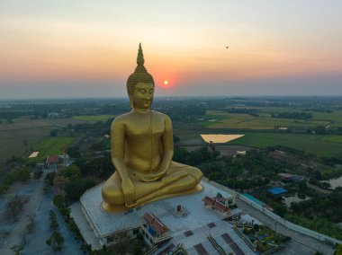 Muang Ang Tayland 'da, Tayland' ın büyük altın Buda simgesinin arkasında gün batımı..