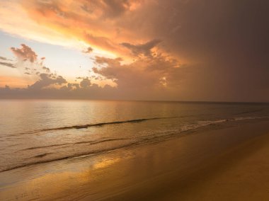 Okyanusun üzerinde günbatımında gökyüzünde inanılmaz bir bulut.