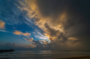 Gün batımında turtanın üstünde inanılmaz renkli gökyüzü