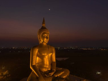 Ay, dünyanın en büyük altın Buda 'sının kafasının üstündeydi.