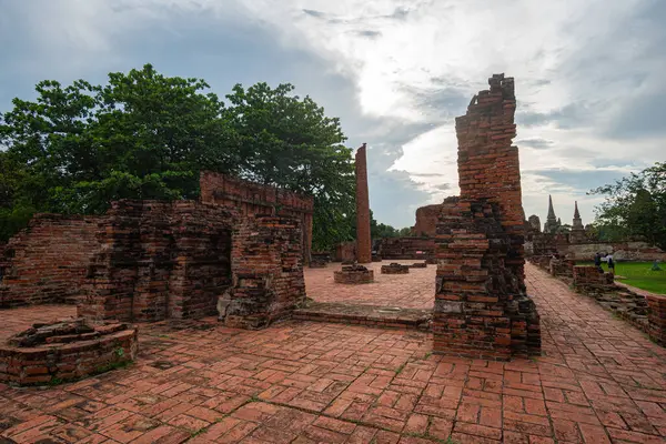 Dini Tarih Parkı 'ndaki eski bir tuğla duvarın kalıntıları.