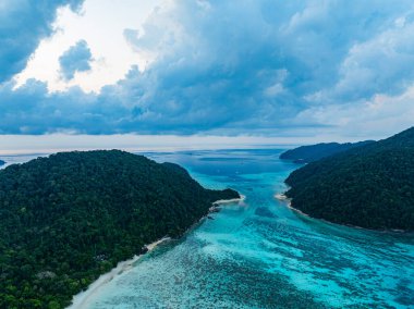 Berrak turkuaz sularla çevrili yemyeşil tropikal adaların çarpıcı hava manzarası. Mercan resifleri ve kumlu kıyılar derin mavi okyanusa karşı çok güzel tezat oluşturuyor. Surin Adaları