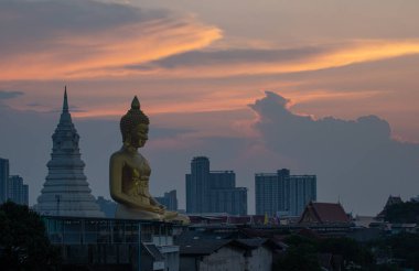 Hava manzarası Alacakaranlıkta inanılmaz gökyüzü Altın Buda 'da