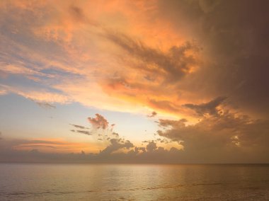 Okyanusun üzerinde günbatımında gökyüzünde inanılmaz bir bulut.