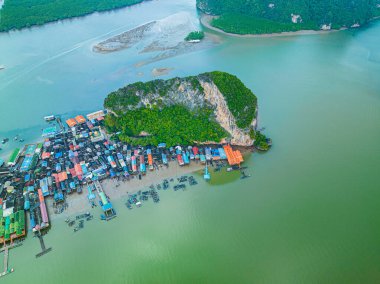  Koh Panyee 'deki bir köyün renkli çatılarına bakın.