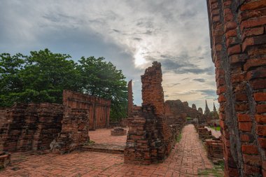 Dini Tarih Parkı 'ndaki eski bir tuğla duvarın kalıntıları..