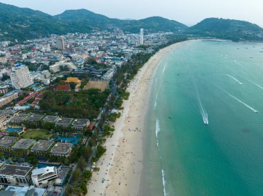 Patong plajı Phuket Tayland 'da hava manzaralı yeşil deniz.