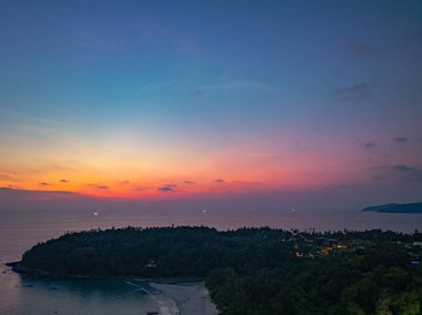 Hızla gökyüzünü izlemek bulutların sürekli değişen hareketlerini ortaya çıkarır.,