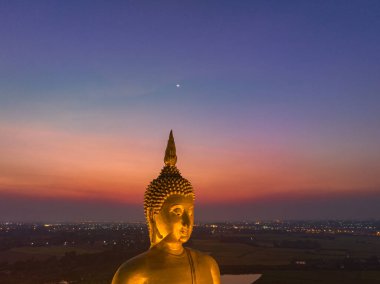 Ay, dünyanın en büyük altın Buda 'sının kafasının üstündeydi.