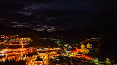 Alacakaranlıkta, köyden gelen ışıkların yansımaları Çin tarzı renkli ışıklı yapılar halinde göl kıyılarını kaplıyordu. Ban Rak Thai, Mae Hong Son 'da popüler bir turistik merkezdir.