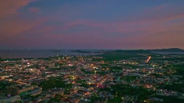 Şehrin ufuk çizgisi alacakaranlıkta aydınlandı