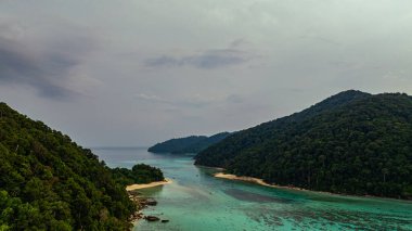 Berrak turkuaz sularla çevrili yemyeşil tropikal adaların çarpıcı hava manzarası. Mercan resifleri ve kumlu kıyılar derin mavi okyanusa karşı çok güzel tezat oluşturuyor. Surin Adaları