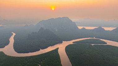 Mangrove ormanındaki Aşk Adası 'nın kalp şeklindeki hava aracı görüntüsü