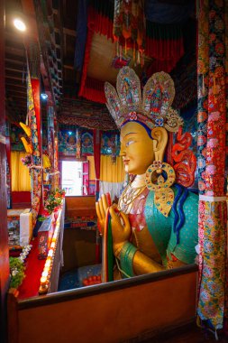 Ladakh India, 25 Haziran 2025: Altın bir taç, mücevher ve mavi bir angavastram ile süslenmiş Thiksey 'li Maitreya Buddha nazikçe gülümseyerek sonsuz huzuru kutsuyor. 