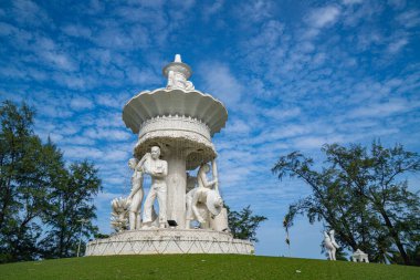 Phuket Tayland. 13 Ağustos 2025: Karon Sahili kavşağındaki heykel, küçük, tüylü bulutlarla dolu bir gökyüzünün altında duruyor.