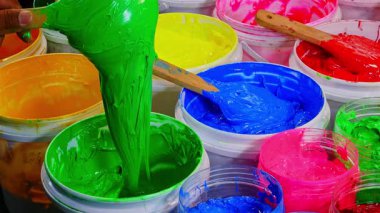 Beyaz Şişe 'den bir kepçe Yeşil Plastisol Mürekkebi Kumaş Parmak izleri ve daha fazlası, kalın desenli boya ve ahşap spatulalar sergileniyor. Görüntü yaratıcılığı sanatsal ifadeyi yakalar