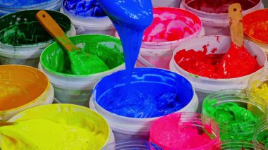 Beyaz Şişe 'den kumaş izleri için bir kepçe Mavi Plastisol mürekkebi. Parlak pigmentlerle dolu canlı boya kapları, gösterişli doku, zenginlik ve karışık renklerin güzelliği..