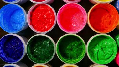 Fabrika ve mağazalar boyunca varillerde ve konteynırlarda depolanan Tişört baskı endüstrisinin temel hammaddesi, Fabrika Plastisol mürekkebi için Sanayi Plastisol Mürekkebi 'nin üst görüntüsüdür..