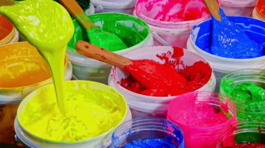 Plastisol mürekkebinden kepçe yeşili. Kovalar dolusu renkli boya. Sanatı, tasarımı ve hayal gücünü ön plana çıkaran kalın, damlayan renkler içeren çoklu boya kovalarını kapat.