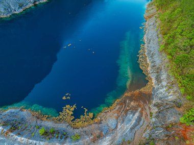 Hava manzarası güzel Zümrüt yeşili gölette mavi gökyüzünün yansıması