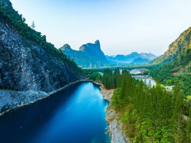 Gökyüzü manzarası büyük gölet mavi su var ve çam ormanının İsviçre gibi güzel bir manzarası var.