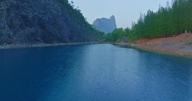 Dağlarla çevrili sakin mavi göl