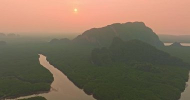 Manzara görüntüleri Nehir ve dağların üzerinde gün batımı