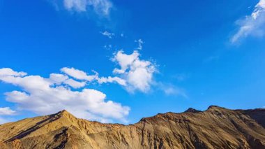 dağlar bulutlar ile mavi gökyüzü altında