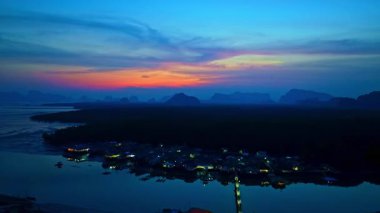 Sakin Suyun Üzerinde Gün Batımı