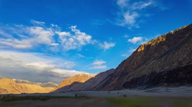 dağlar bulutlar ile mavi gökyüzü altında