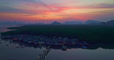 Sakin su ve dağların üzerinde gün batımı