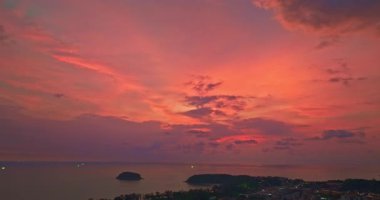 Sakin okyanusun üzerinde renkli gün batımı