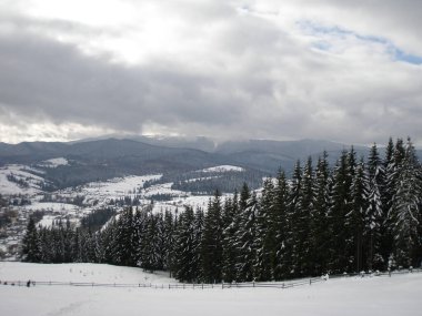 Kışın yüksek bir dağdan Vorokhta köyünün panoraması 