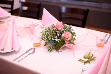 Festivalsel bir etkinliğin masasında çiçek düzenleme